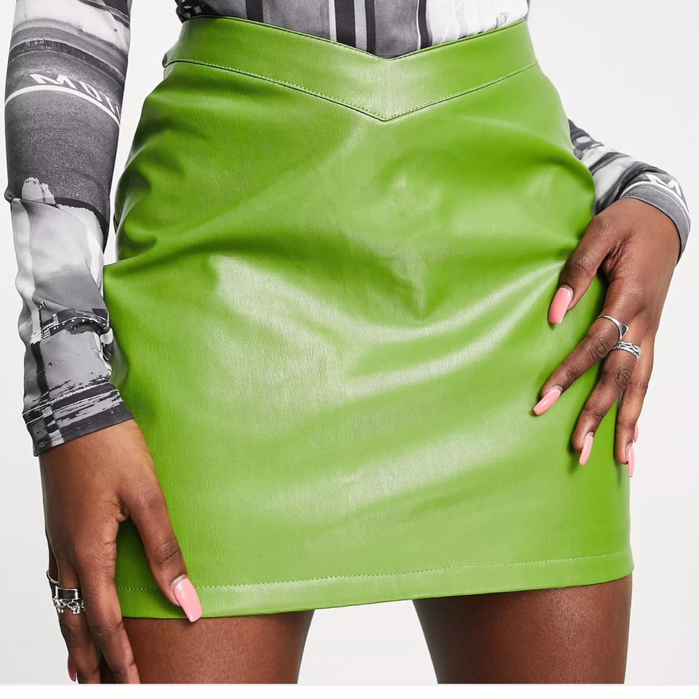 Missy Empire V front leather skirt